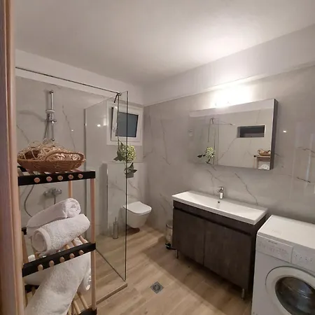 Pine Apartment *